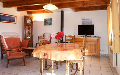 Ty Izella (Czn121) 616.2: Room, Property, Furniture, Building, Dining Room, Ceiling, Table, Interior Design, Floor, House