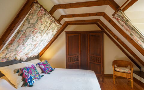 Chez Jeanne: Furniture, Property, Building, Window, Comfort, Wood, Textile, Interior Design, Floor, Bed