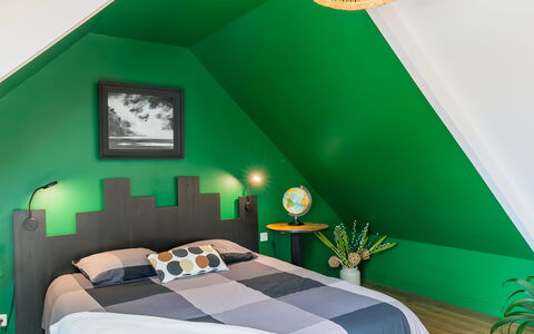 Tregunc 634: Property, Furniture, Green, Comfort, Blue, Interior Design, Lamp, Bed Frame, Floor, Wall