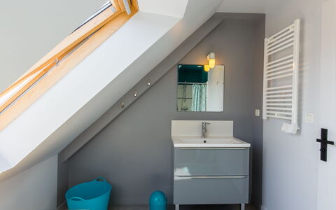 Tregunc 634: Mirror, Property, Sink, Tap, Plumbing Fixture, Interior Design, Wood, Bathroom, Bathroom Sink