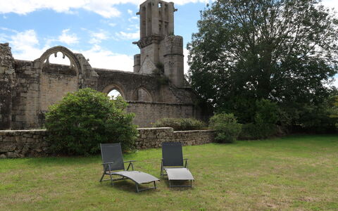 Pont L'Abbé 608: Cloud, Sky, Plant, Property, Building, Tree, Vegetation, Land Lot, Grass, Outdoor Bench