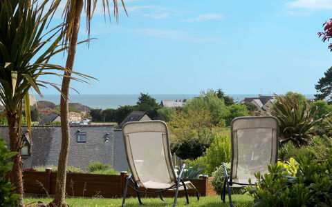 Tal Ar Mor: Property, Tree, Palm Tree, Botany, Backyard, Yard, Arecales, House, Home, Vacation