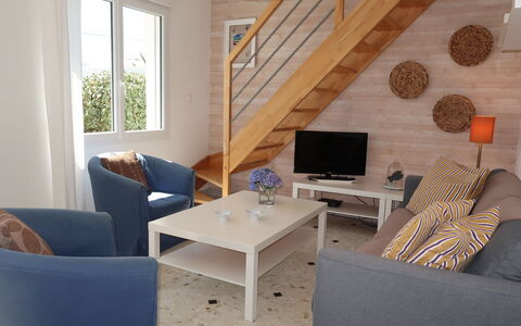 Plozévet 603: Couch, Property, Comfort, Living Room, Wood, Table, Interior Design, Window, Lighting, Floor
