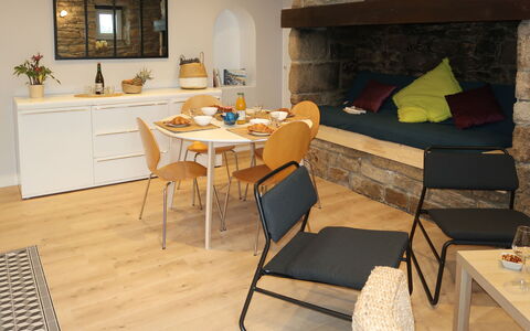 Plozévet 605: Table, Furniture, Picture Frame, Property, Couch, Chair, Wood, Interior Design, Lighting, Flooring
