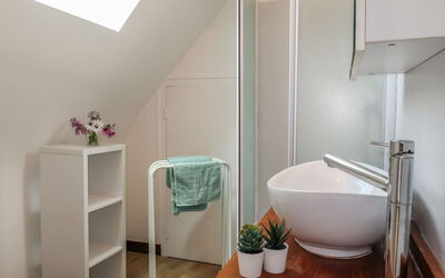 Les Hortensias 605.2: Plumbing Fixture, Tap, Property, Bathroom Sink, Building, Bathroom, Purple, Wood, Flooring, Interior Design