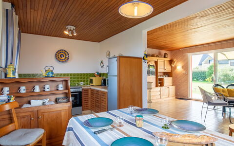 Echo de Vagues: Furniture, Table, Property, Wood, Chair, Interior Design, Floor, Flooring, Hardwood, Window