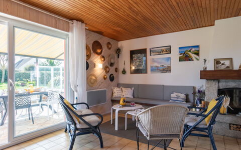Echo de Vagues: Furniture, Property, Table, Chair, Wood, Interior Design, Living Room, Flooring, Floor, Picture Frame