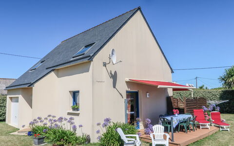 L'Appel du Large: Sky, Plant, Building, Property, Window, House, Land Lot, Cottage, Grass, Chair