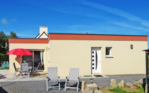 Ty Fañch: Sky, Property, Building, Window, Cloud, Land Lot, Shade, Cottage, House