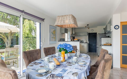 Ker Simor Ty Mer: Table, Property, Furniture, Couch, Tablecloth, Interior Design, Chair, Wood, Decoration, Window