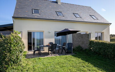 Le Conquet 610: Plant, Sky, Property, Window, Building, Land Lot, House, Grass, Shade, Cottage