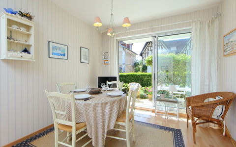 Jardins du Casino: Furniture, Table, Property, Chair, Wood, Plant, Lighting, Interior Design, Flooring, Floor