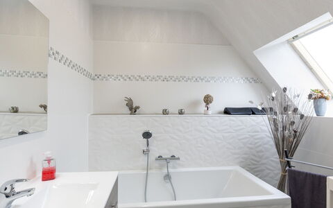 Reve de Mer: Tap, Plumbing Fixture, Property, Bathtub, Sink, Bathroom, Interior Design, Architecture, Floor