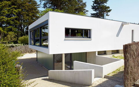 Villa de la Baie: Plant, Sky, Plant Community, Tree, Window, Shade, Land Lot, Building, Slope, House
