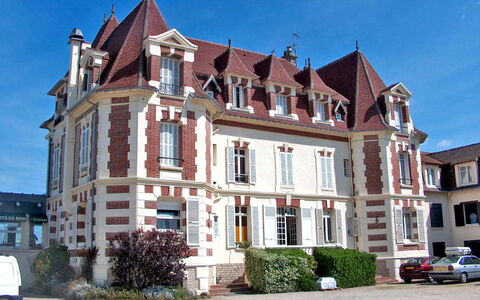 Cabourg 225: Sky, Building, Plant, Window, Vehicle, House, Wheel, Urban Design, Residential Area, Door