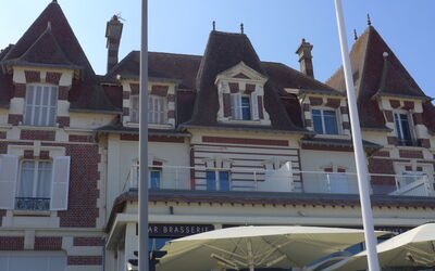 Cabourg 225: Sky, Window, Property, Building, Roof, Facade, City, House, Mixed-Use, Shade