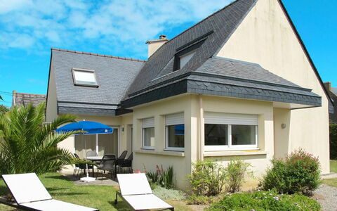 Le Triskell: Plant, Cloud, Sky, Building, Property, Window, House, Shade, Land Lot, Cottage