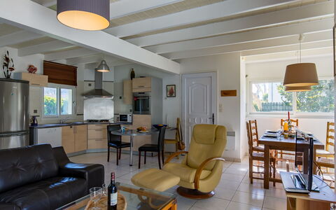Le Triskell: Plant, Furniture, Building, Property, Table, Chair, Shade, Window, Interior Design, Lighting