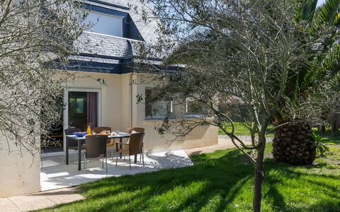 Le Triskell: Plant, Furniture, Building, Property, Table, Chair, Shade, Window, Interior Design, Lighting