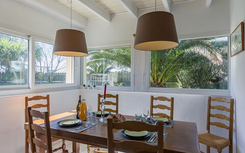 Le Triskell: Plant, Furniture, Building, Property, Table, Chair, Shade, Window, Interior Design, Lighting
