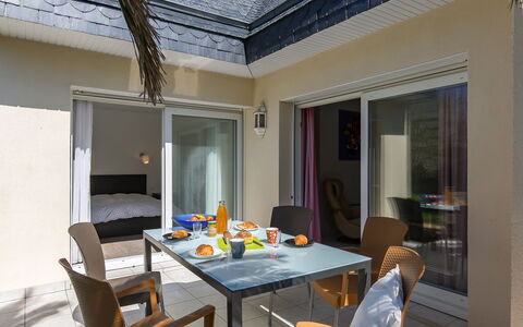 Le Triskell: Plant, Furniture, Building, Property, Table, Chair, Shade, Window, Interior Design, Lighting