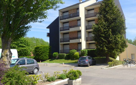 Cabourg 230: Plant, Car, Sky, Building, Wheel, Daytime, Property, Vehicle