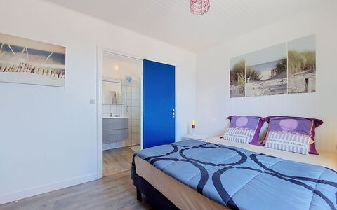 Ti an Aod: Interior Design, Furniture, Flooring, Floor, Bed, Bedroom, Room, Wood, Ceiling, Bed Sheet