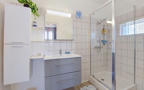 Ti an Aod: Bathroom, Plumbing Fixture, Flooring, Interior Design, Floor, Bathroom Sink, Bathroom Cabinet, Sink, Plumbing, Tap