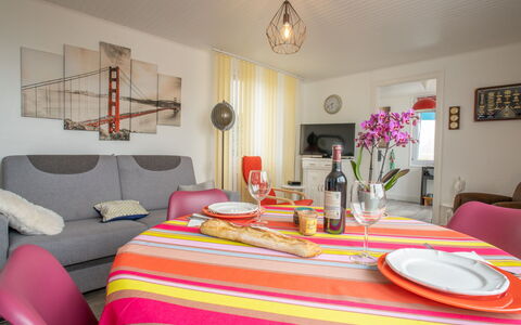 Ti an Aod: Furniture, Property, Table, Decoration, Tableware, Building, Picture Frame, Comfort, Textile, Lighting
