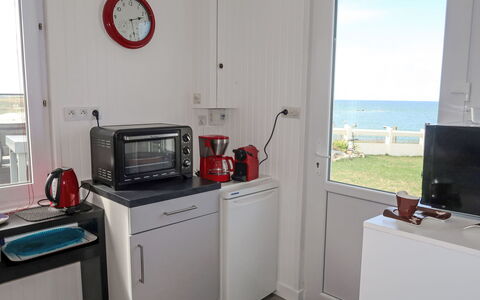Ti an Aod: Property, Cabinetry, Window, Kitchen Appliance, Kitchen, Home Appliance, Cooktop, Kitchen Stove, Gas Stove, Clock
