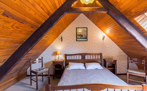 Avel Vor: Furniture, Property, Building, Wood, Interior Design, Lamp, Floor, Real Estate, Hardwood, Tree