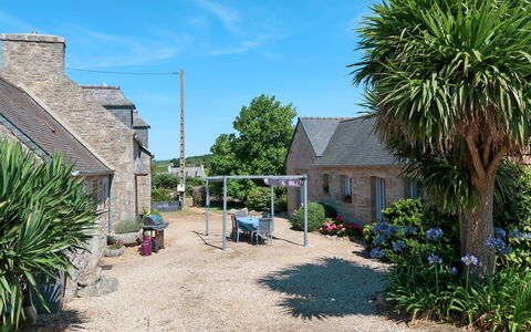 Ker Maeziou: Property, House, Real Estate, Tree, Botany, Grass Family, Building, Home, Neighbourhood, Village