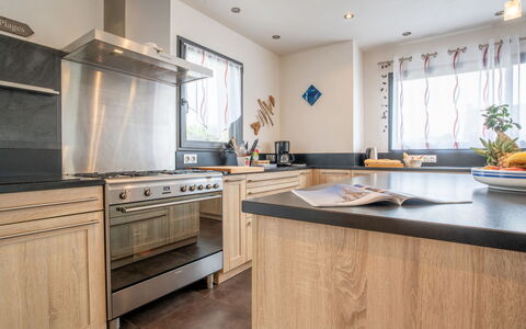 Brignogan-Plage 613: Countertop, Cabinetry, Kitchen Sink, Sink, Property, Tap, Plant, Kitchen, Wood, Window