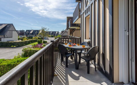 Cabourg 251: Residential Area, Home, Apartment, Facade, Neighbourhood, House, Urban Design, Human Settlement, Balcony, Estate