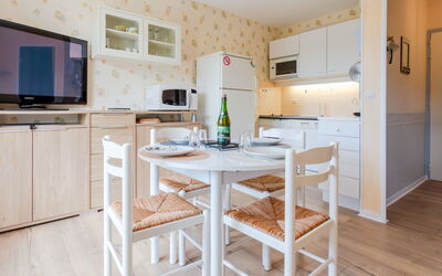 Accommodation:&nbsp;Fleur Marine 251.35