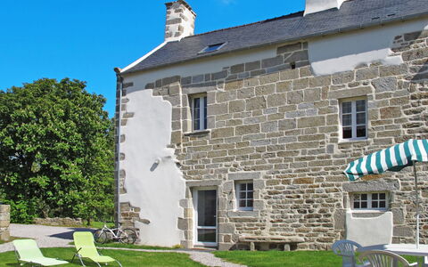 Le Manoir: Sky, Window, Building, Grass, Plant, Cottage, Residential Area, Tree, Real Estate, Facade