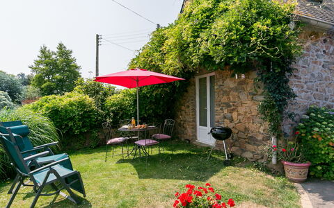 L'Hirondelle: Plant, Flower, Property, Chair, Building, Grass, Flowerpot, Biome, Window, Shade