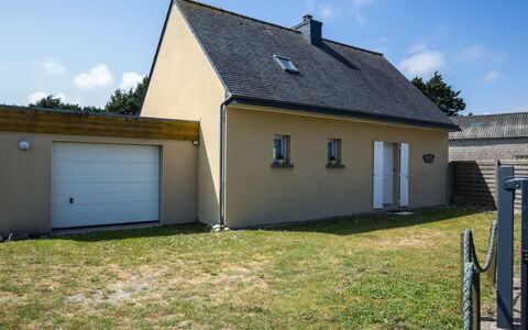 Rève de Plage: Sky, Building, Cloud, Property, Window, Plant, House, Land Lot, Door, Tree
