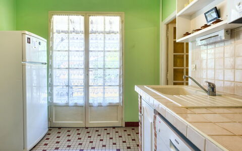 La Côte D'Argent: Cabinetry, Property, Building, Wood, Window, Drawer, Interior Design, Countertop, Flooring