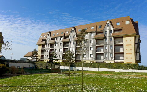 La Bizontine: Sky, Plant, Building, Property, Window, Cloud, Land Lot, Urban Design, Tower Block, Grass