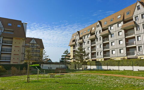 La Bizontine: Sky, Building, Plant, Window, Daytime, Property, Cloud, Light, Nature, Land Lot