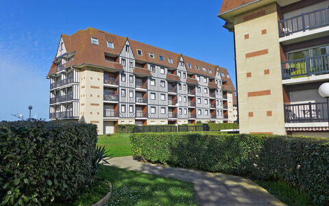 La Bizontine: Plant, Sky, Property, Window, Building, Land Lot, Urban Design, Neighbourhood, Grass