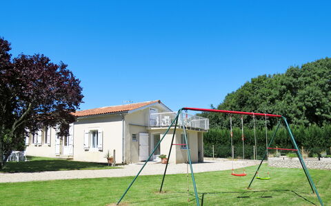 L'Estuaire: Sky, Plant, Building, Window, Shade, Tree, Land Lot, Grass, Leisure, House