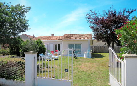 Mon Poussin: Plant, Sky, Cloud, Building, Property, Door, Window, Fence, House, Tree