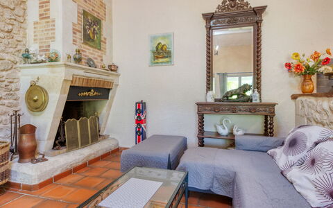 Babelle: Mirror, Property, Plant, Furniture, Picture Frame, Building, Interior Design, Table, Wood, Floor