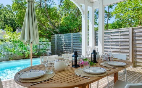Le Lac: Table, Property, Furniture, Tableware, Plant, Interior Design, Tree, Shade, Window, Outdoor Furniture