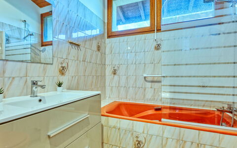 Le Hameau du Point du Jour: Plumbing Fixture, Flooring, Interior Design, Bathroom, Floor, Tap, Bathtub, Plumbing, Ceiling, Tile
