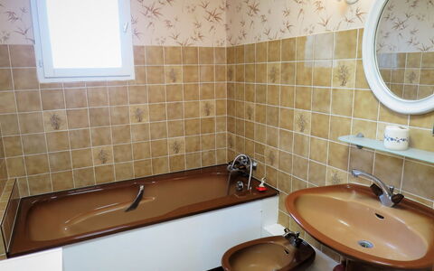 Caberal: Brown, Tap, Mirror, Plumbing Fixture, Sink, Property, Bathroom Sink, Window, Building, Bathroom