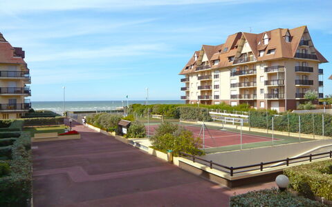 Cabourg 350: Sky, Plant, Cloud, Building, Property, Window, Urban Design, House, Condominium, Road Surface