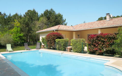 Eugénie: Water, Plant, Sky, Property, Swimming Pool, Azure, Shade, Building, Tree, Leisure